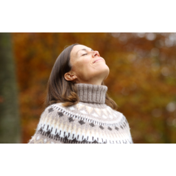 Foto con ragazza vestita con maglione invernale che inspira aria