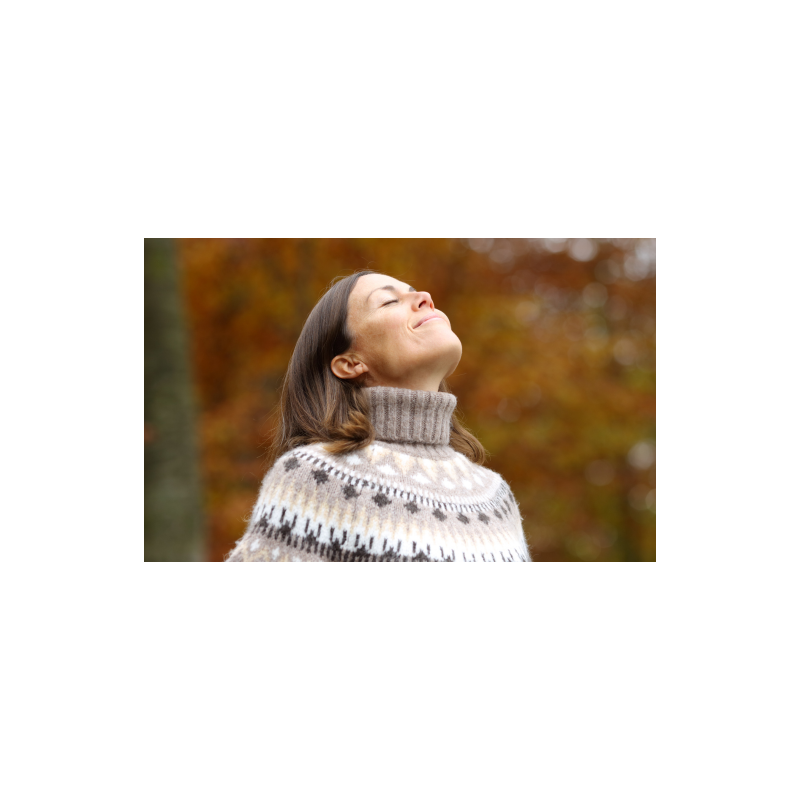 Foto con ragazza vestita con maglione invernale che inspira aria