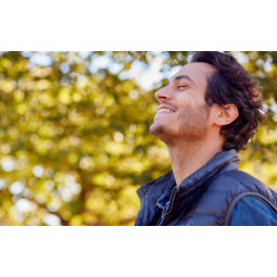 Uomo che respira all’aria aperta