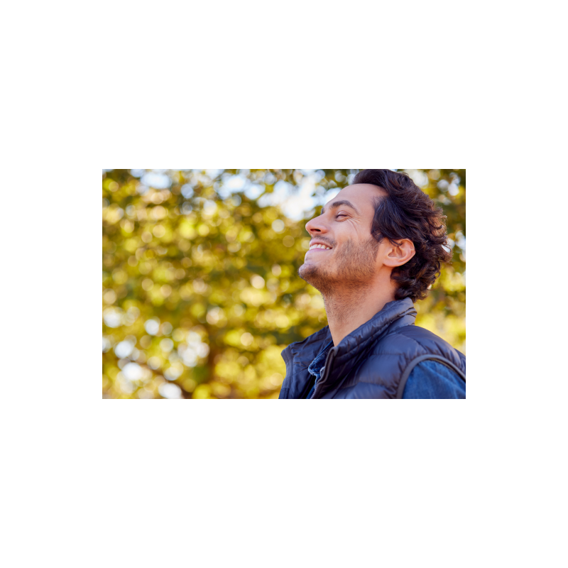 Uomo che respira all’aria aperta